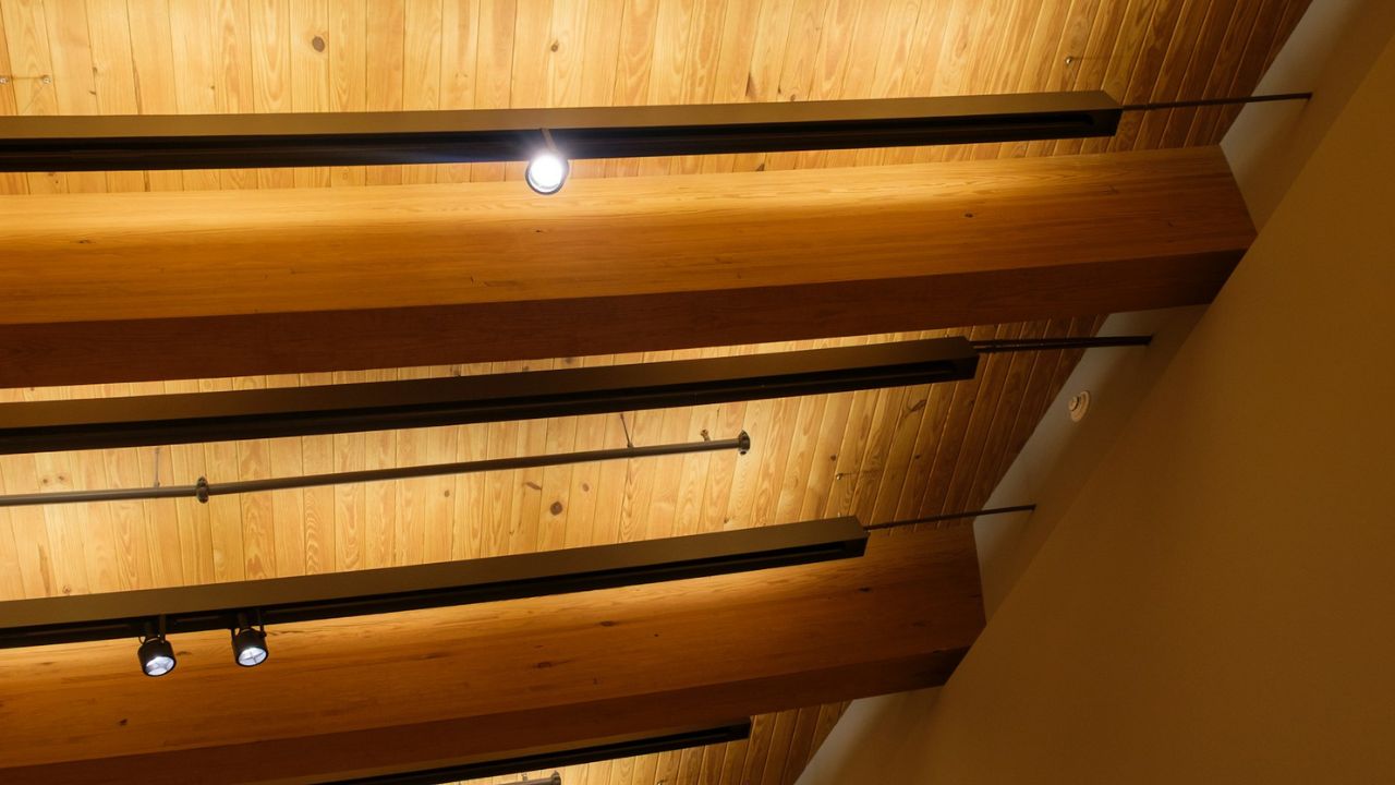 Habiller un plafond entre poutres