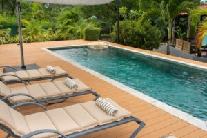 Piscine sur une terrasse en bois