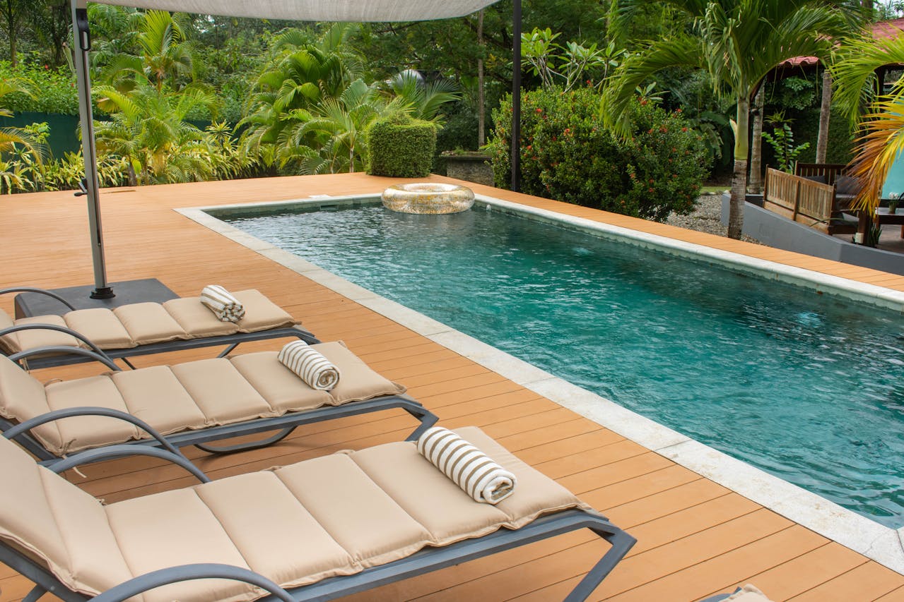 Piscine sur une terrasse en bois