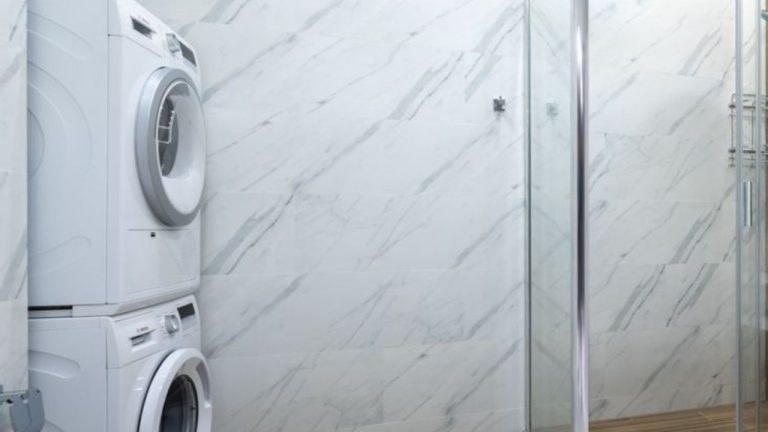 Surélever une machine à laver avec des parpaings
