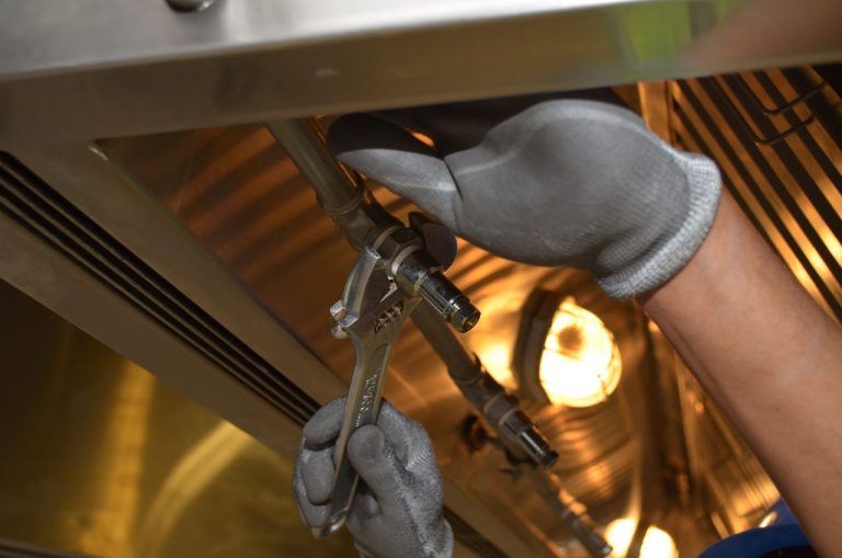 Réparer une fuite sur un raccord PVC mal collé