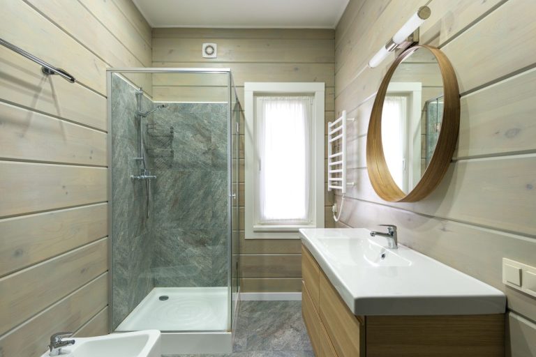 Fenêtre dans une douche