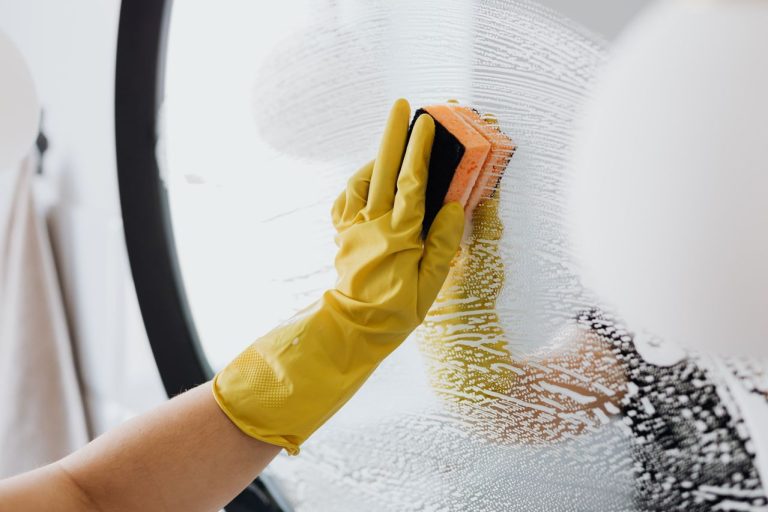 Enlever les rayures sur un miroir