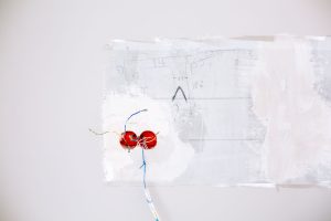 Condamner un fil électrique dans un mur