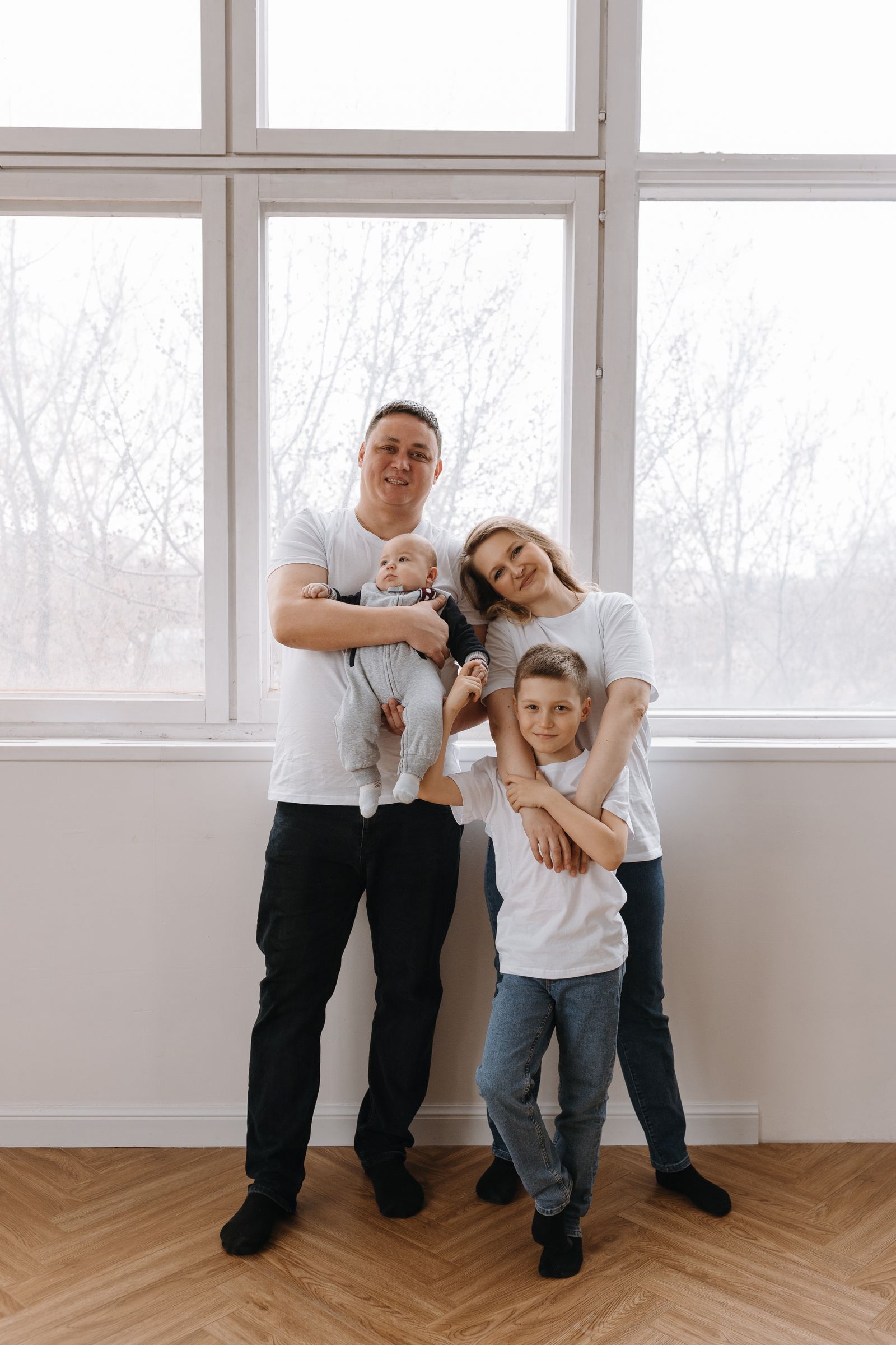 Une famille réunie dans un salon lumineux