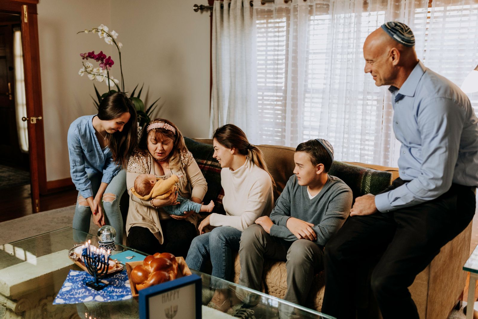 Une famille partageant un moment dans le salon