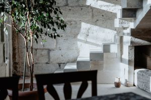 Mur en pierre avec une lame d’air